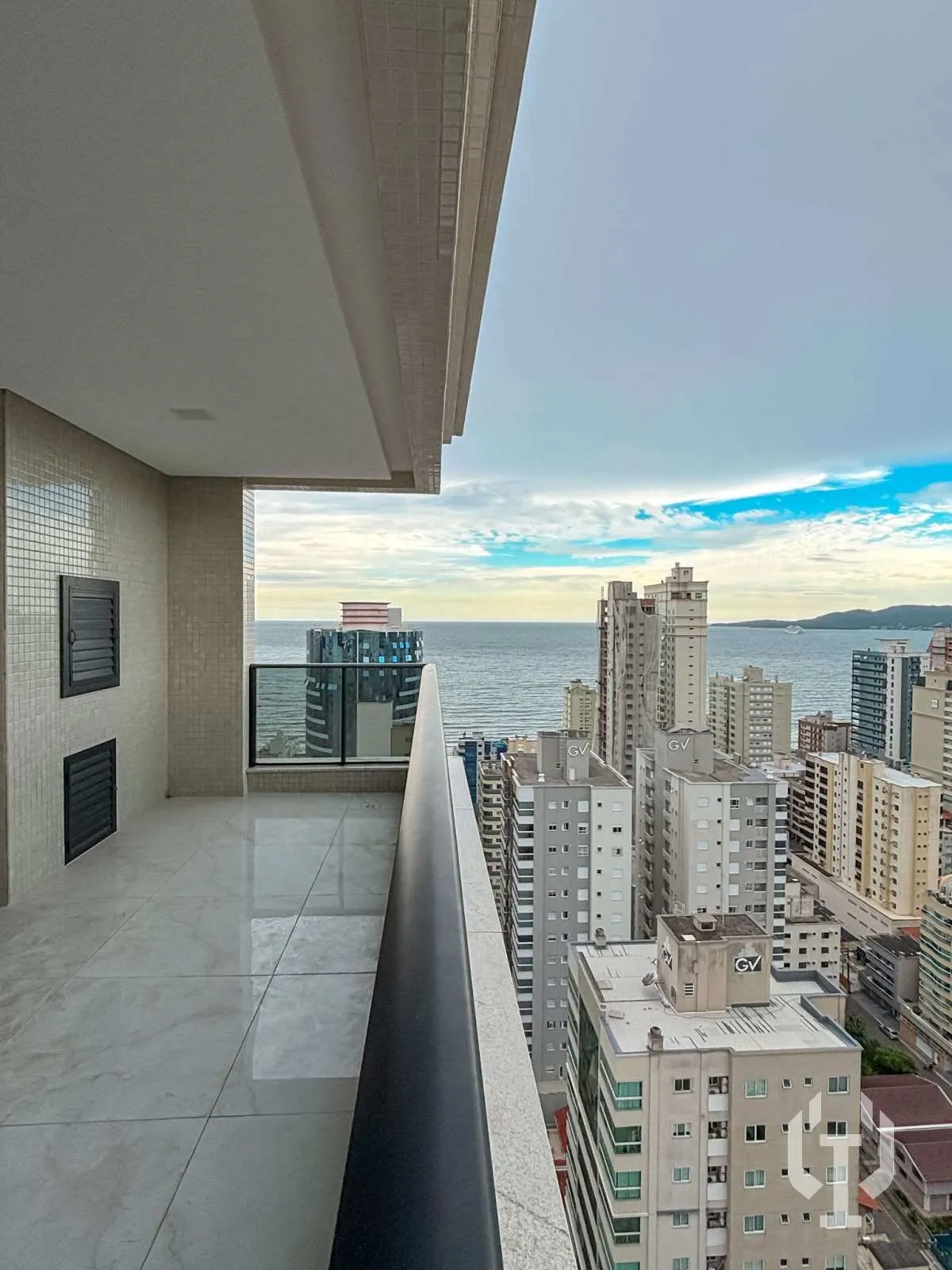Imagem Apartamento de 3 suítes e 3 vagas de garagem em Meia Praia