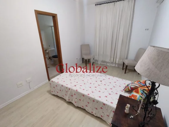 Imagem Linda sobreposta térrea com 4 suítes e amplo quintal de fundos com churrasqueira toda reformada no bairro da Ponta da Praia por R$.1.380.000,00.