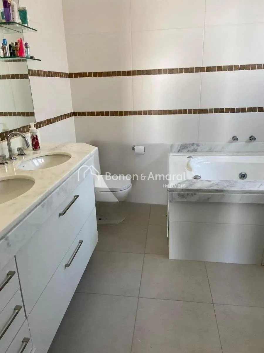 Imagem Casa À Venda com 4 Quartos e 5 Banheiros por R$ 2.350.000 no Swiss Park