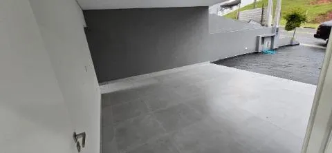 Imagem VENDA DE SOBRADO NOVO NO CONDOMÍNIO REAL PARK, EM ARUJÁ/SP, 300m² com 04 suítes, suíte máster com hidro, garagem com 04 vagas e piscina. CONSULTE-NOS.