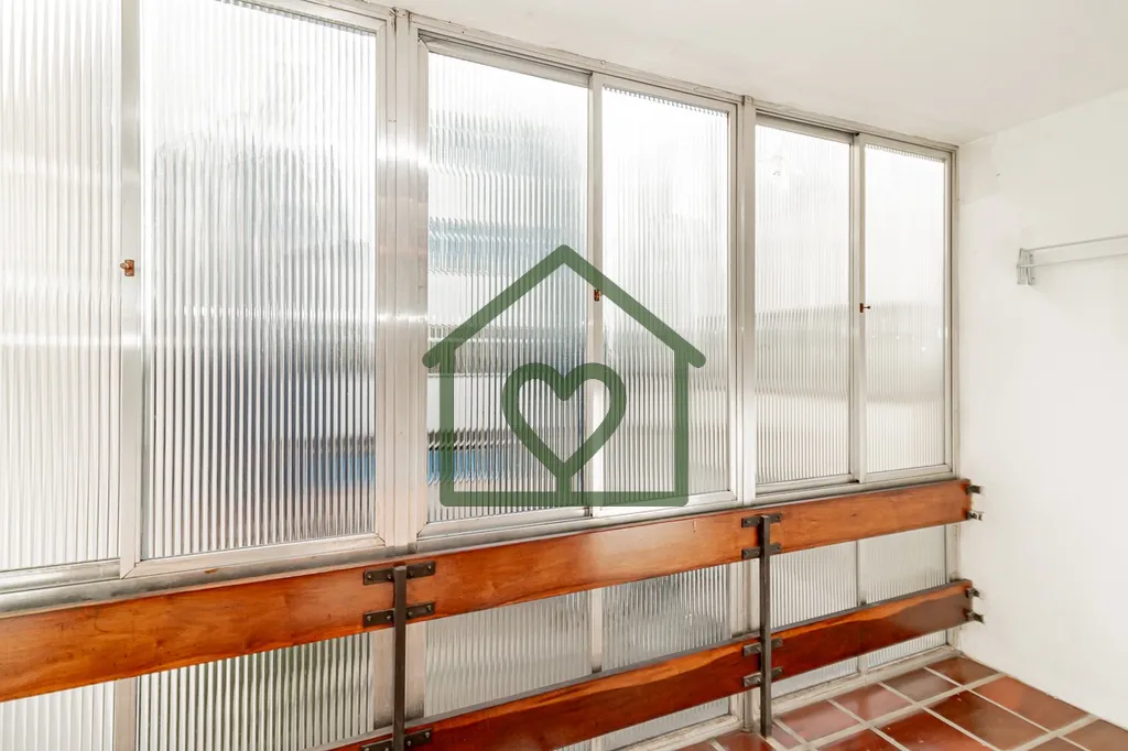 Imagem Com 54m² bem distribuídos, o apartamento conta com 1 dormitório. 
 
O imóvel passou por melhoria...