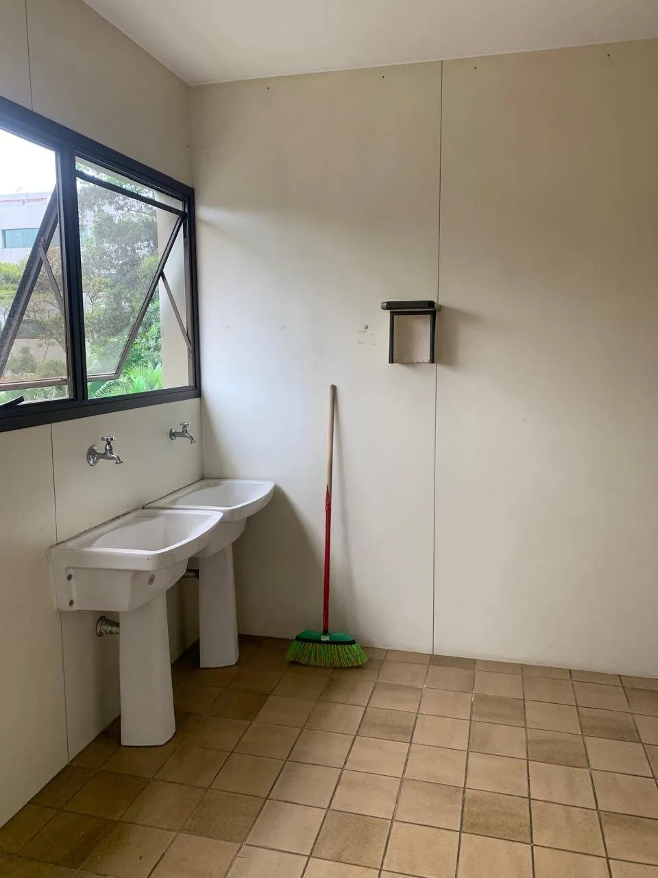 Imagem Apartamento de 4 Quartos (2 Suítes) para Aluguel em Alphaville Empresarial, Barueri - SP