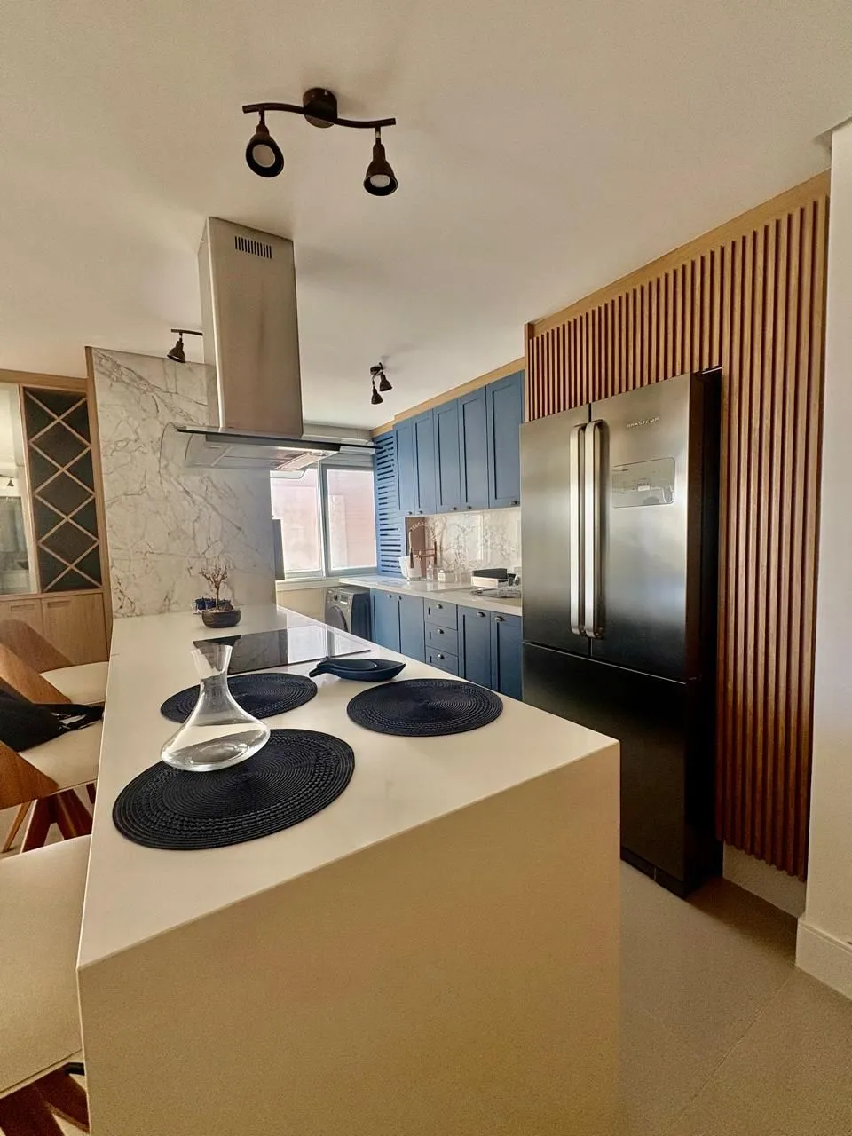 Imagem Apartamento à venda no Bairro Tristeza - Mobiliado. Lindo apartamento de 3 dormitórios, transformado em 2 dormitorios, sendo 1 suíte, com excelente distribuição dos ambientes.