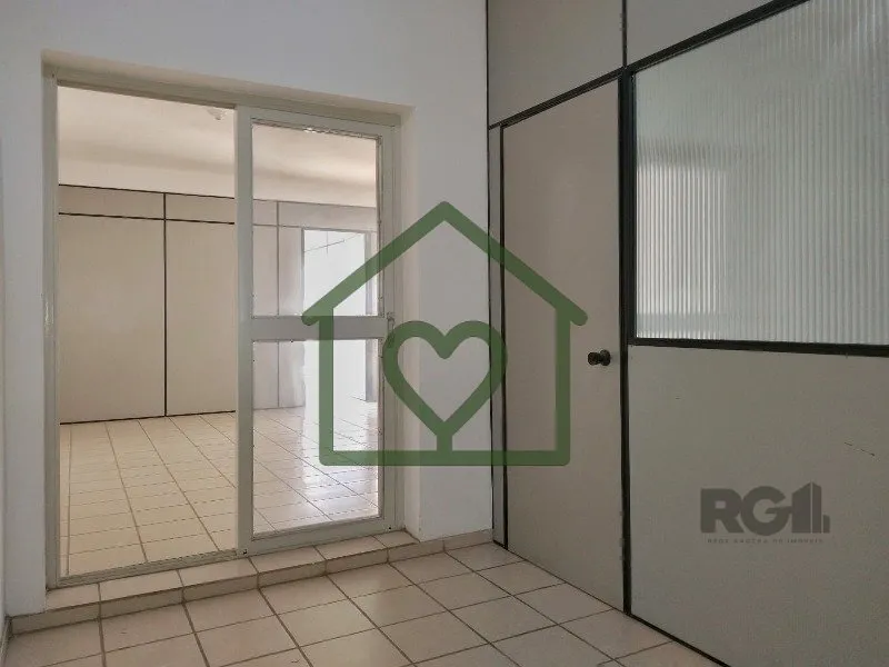 Imagem Depósito comercial localizado no bairro São João, com 615 m², pé direito 6,17 m, possui 01 port...