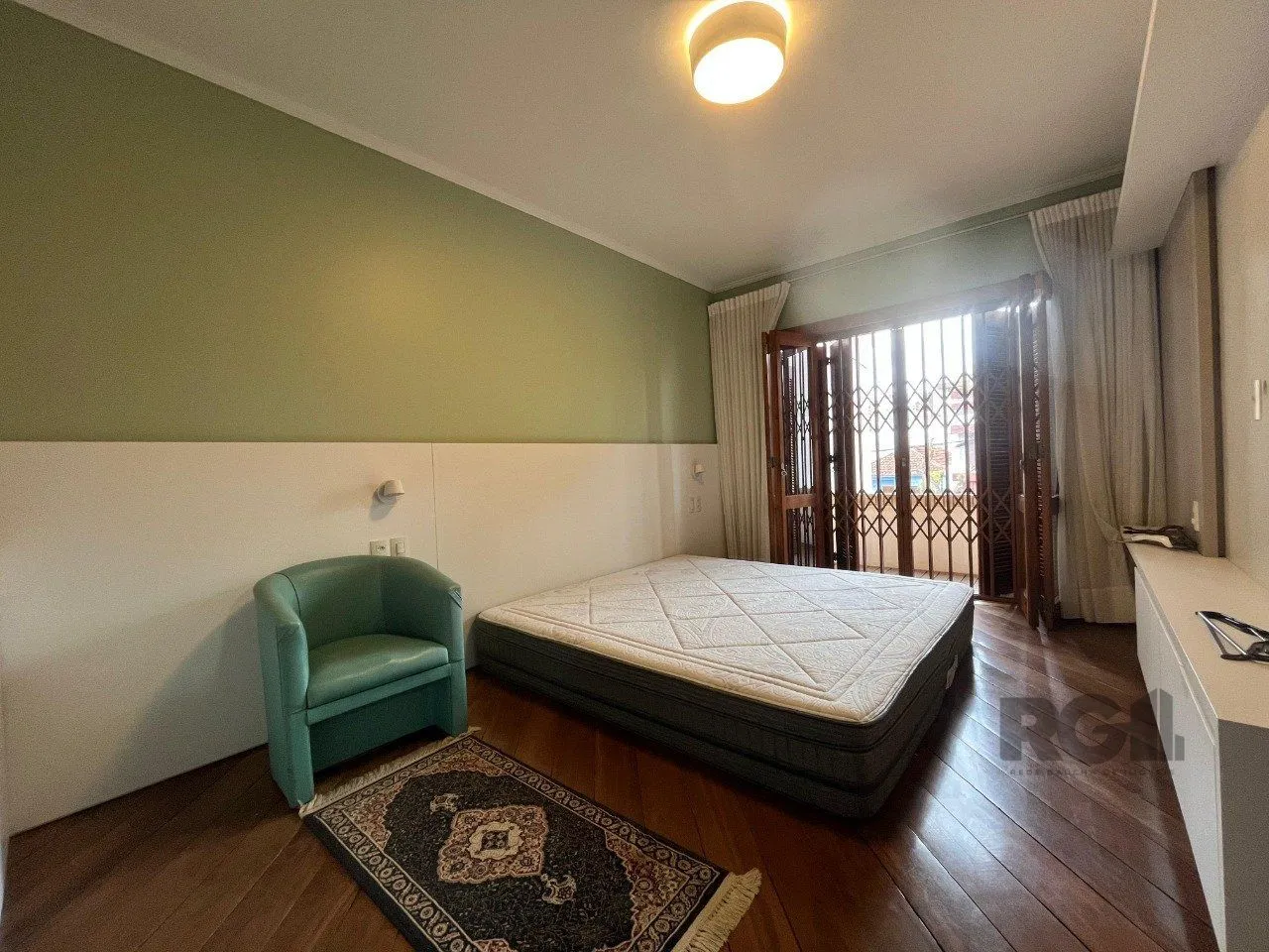 Imagem Casa de três quartos, suíte e quatro vagas de garagem no bairro Menino Deus em Porto Alegre