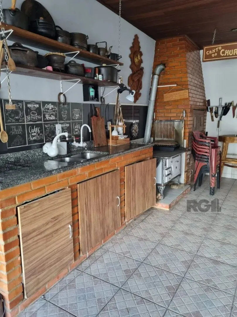 Imagem Casa térrea, 3 dormitórios, 1 suíte, living para 2 ambientes, cozinha, pátio, 2 banheiros e 4 vagas .