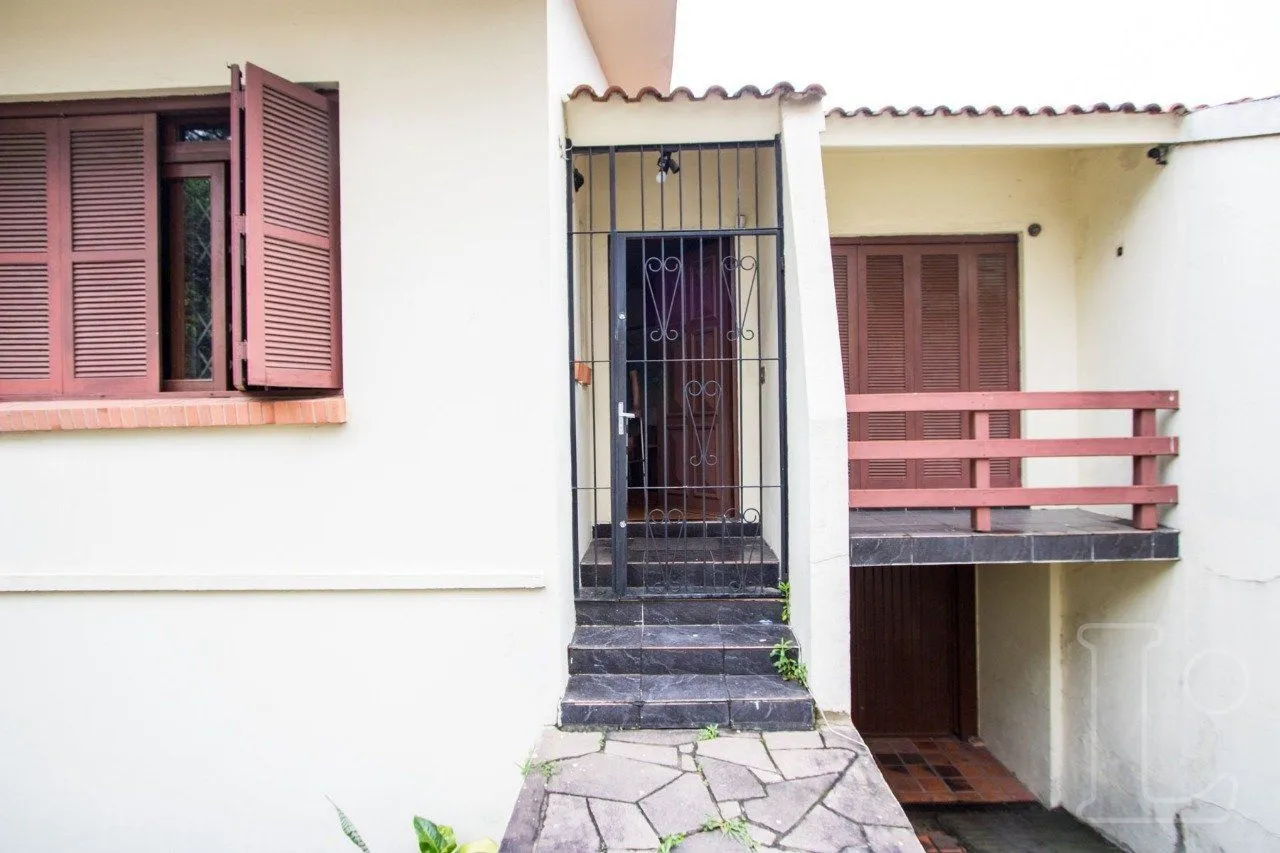 Imagem Casa com entradas independentes em Teresópolis: oportunidade para investimento e moradia