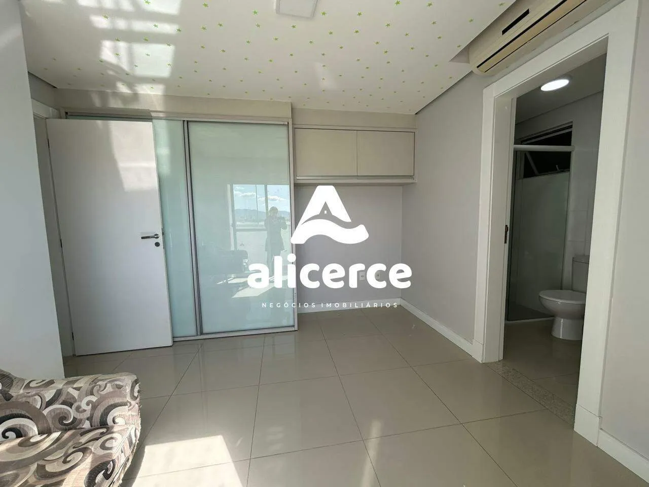Imagem Apartamento Duplex à venda com 129m² l 3 quartos l 3 suítes l Vista Mar l Estreito - Florianópolis/SC
