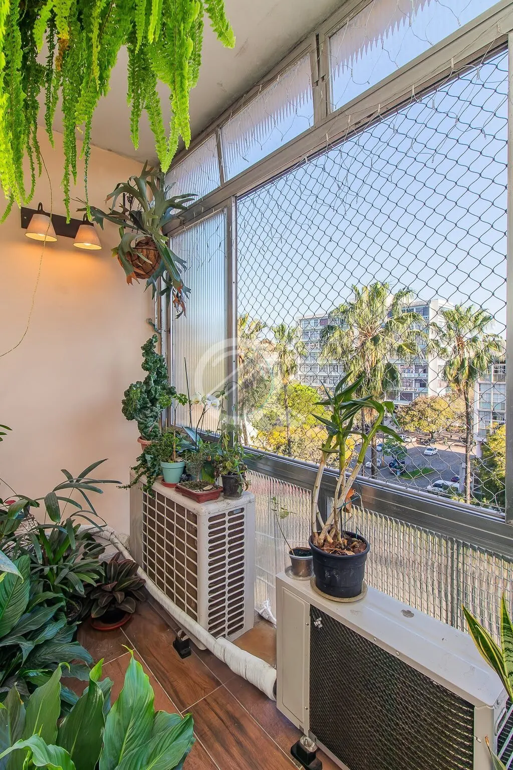 Imagem Amplo apartamento de 3 Dormitórios semi-mobiliado, amplo living com armário, varanda, cozinha indi...