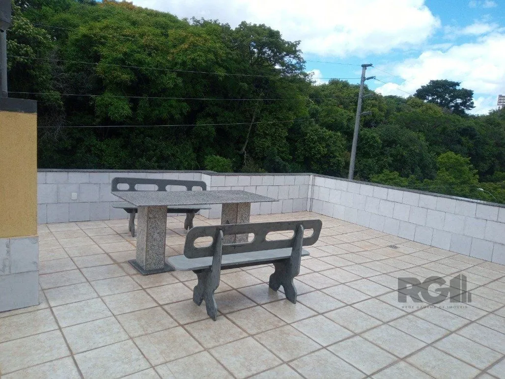 Imagem Vende prédio com 3 apartamentos, 9 dormitórios, 3 suíte, 3 salas amplas com churrasqueira, box 8 vaga coberta, 479 m² por R$ 2.150.000,00- São João - Porto Alegre/RS
