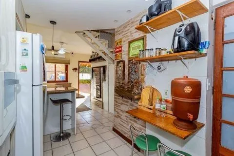 Imagem Casa de 3 dormitórios, em condomínio fechado na zona sul de Porto Alegre, com lareira, churrasqueira e vaga de garagem.