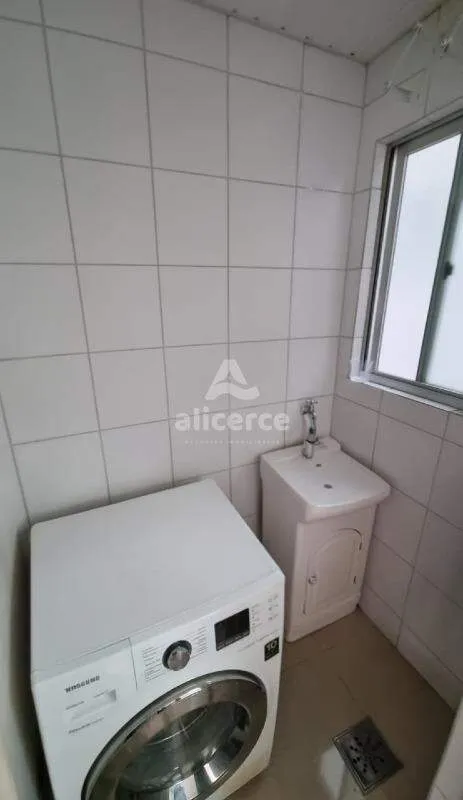 Imagem Apartamento semi mobiliado, 3 dorm. com suíte, andar alto e vista livre em Barreiros - São José - SC