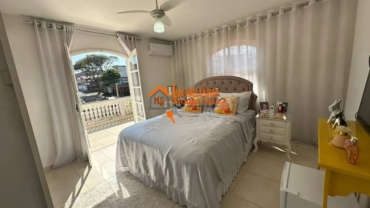 Imagem Sobrado à Venda no Jardim Vila Galvão com 3 Quartos, Piscina e 3 Vagas