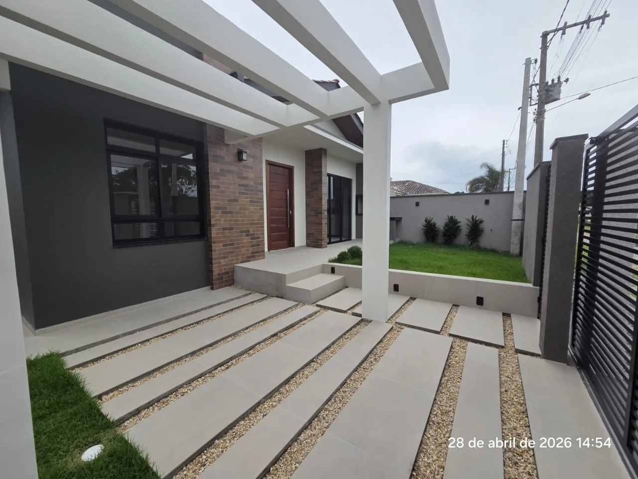 Imagem Casa de esquina em construção, com projeto moderno e excelente padrão de acabamento.
São 3 dormi...