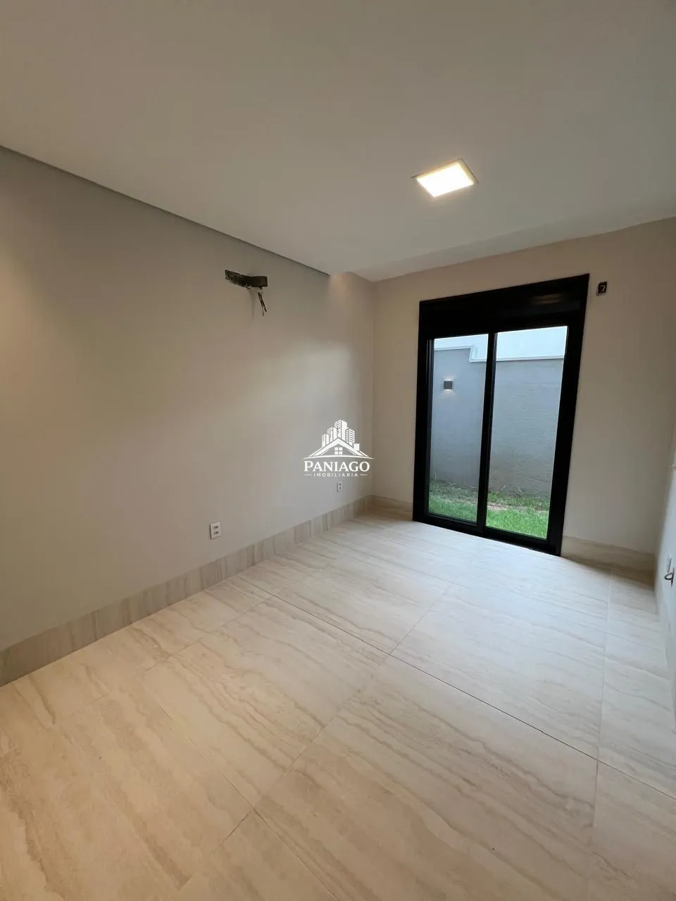 Imagem Casa com 5 Quartos, 4 Suítes e Piscina à Venda no Villa Jardim