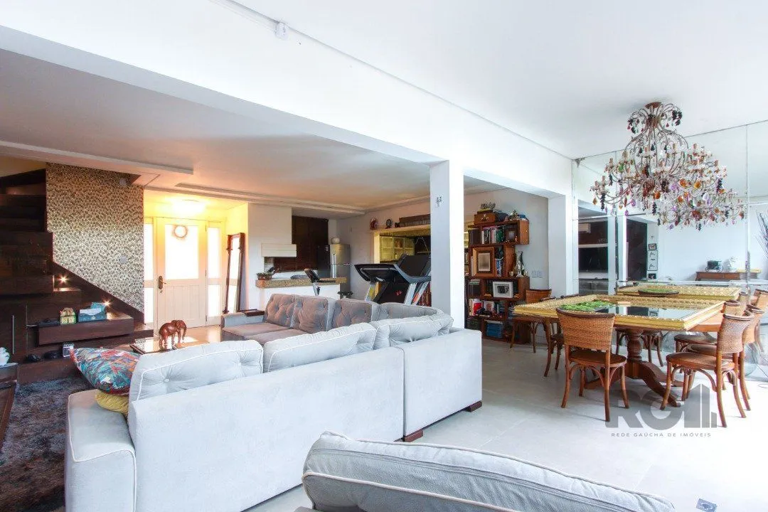 Imagem Casa com 327m² de área privativa, oferecendo 3 dormitórios, sendo 3 suítes
