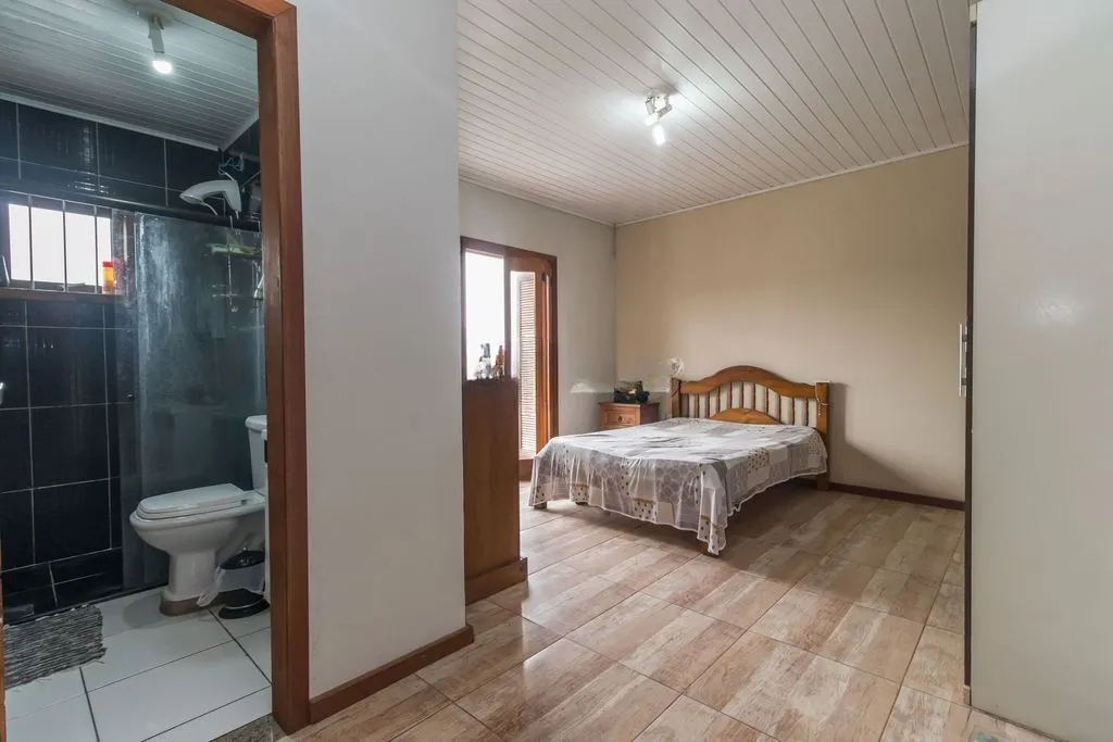 Imagem Casa de 6 dormitórios à venda Bairro Vila Nova - Porto Alegre