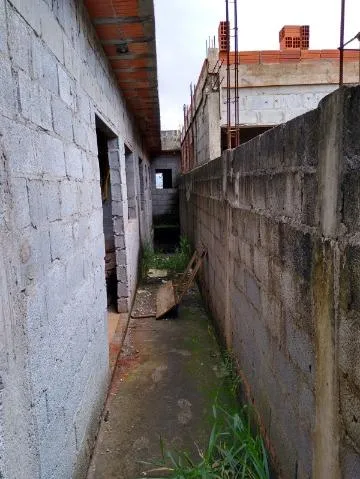 Imagem VENDA DE CASA EM CONSTRUÇÃO NO JARDIM RIO NEGRO, EM ITAQUAQUECETUBA/SP, 160m² com 3 quartos, suíte, sala de estar e garagem para 4 autos. CONSULTE-NOS