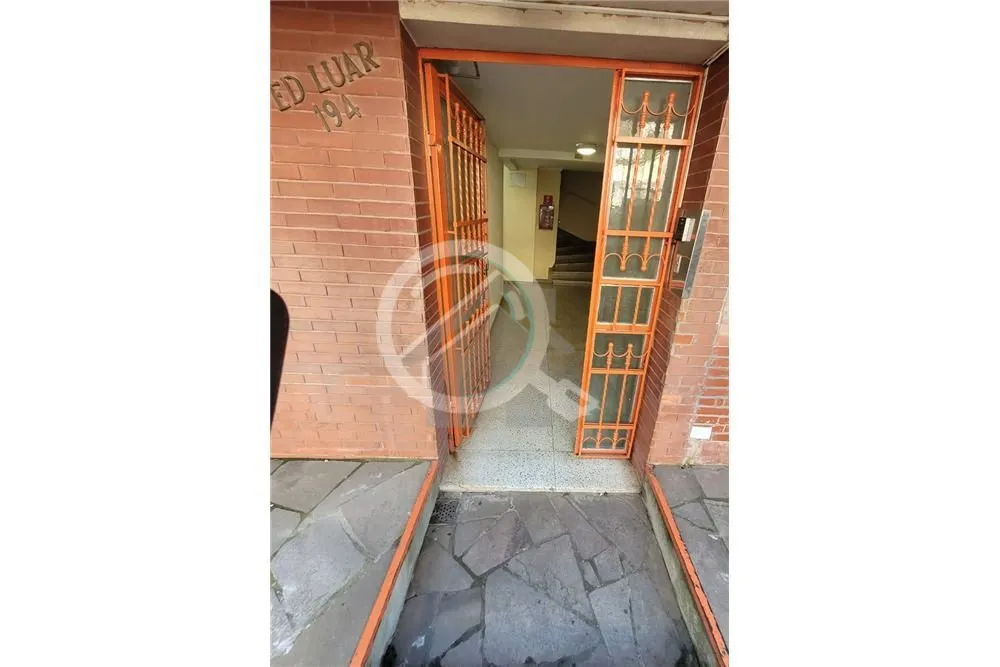 Imagem Apartamento de 2 quartos, banheiro, sala e cozinha, parcialmente mobiliado, situado em uma região p...