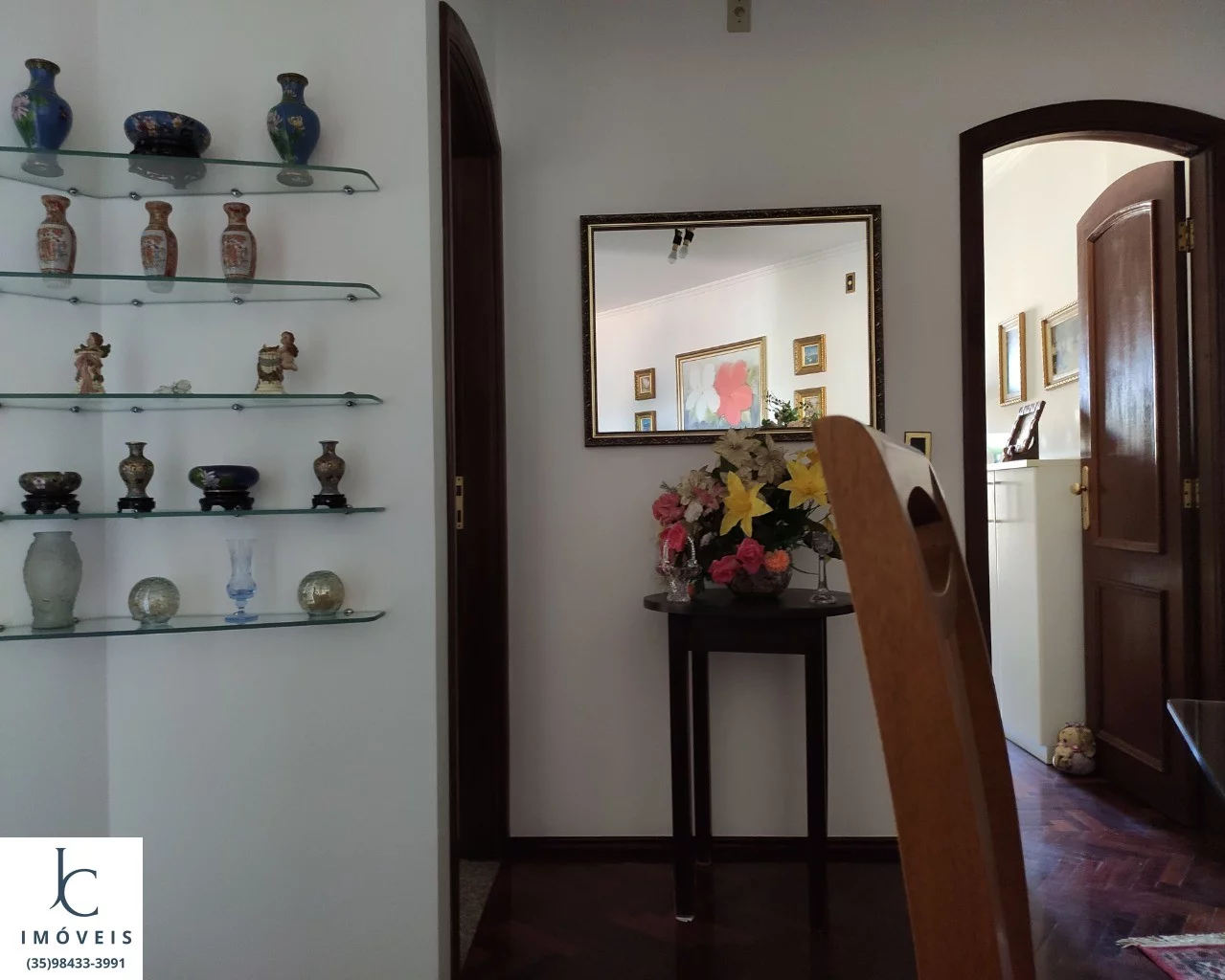 Imagem Maravilhoso apartamento à venda no centro de São Lourenço MG. Sala e quarto com varanda. Edifício com piscina, sauna, salão de jogos e de festas