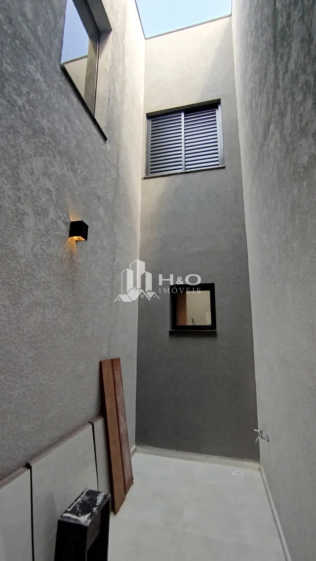 Imagem Sobrado Frontal à Venda - 3 Dormitórios (1 Suíte) - Acabamento em Porcelanato! BAIRRO JARDIM BRASILIA