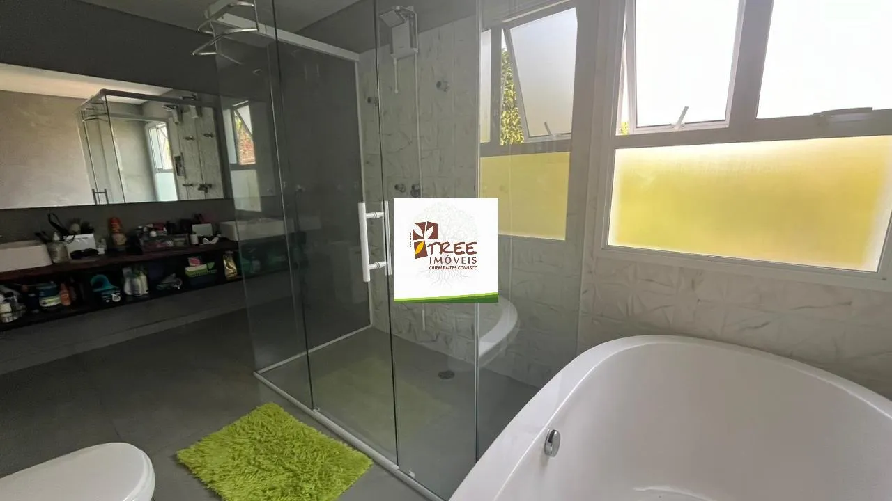 Imagem VENDA DE SOBRADO NO CONDOMÍNIO HILLS III, EM ARUJÁ/SP, 521m² com 05 suítes, piscina, sala ampla, quintal de 200m² e 06 vagas. CONSULTE-NOS.