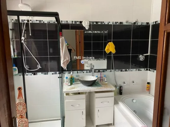 Imagem Imperdível Casa à Venda em São Paulo-SP, na Vila Mariana: 3 Quartos, 1 Suíte, 2 Salas, 2 Vagas de Garagem - 140m² de Área.