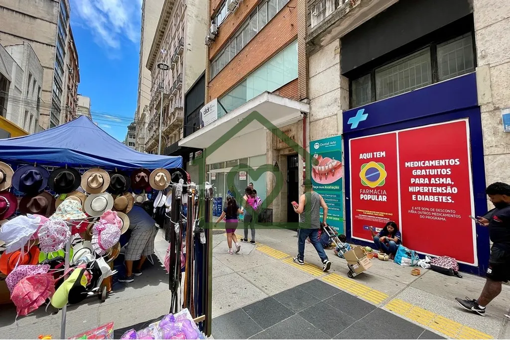Imagem Descubra uma oportunidade imperdível no coração de Porto Alegre! Apresentamos este excelente Conj...