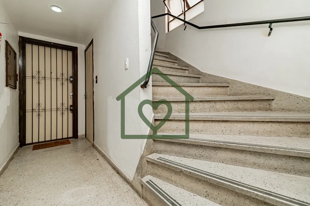 Imagem Com 54m² bem distribuídos, o apartamento conta com 1 dormitório. 
 
O imóvel passou por melhoria...