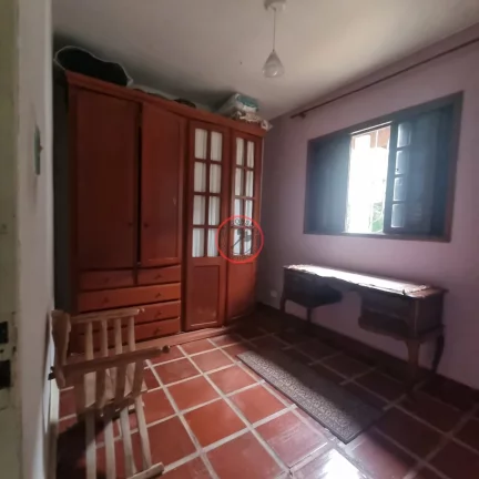 Imagem CASA GRANDE , COM TODOS COMODOS BEM ESPAÇOSOS , MAIS 2 CASAS NO MESMO TERRENO COM ENTRADAS INDIVIDUAIS.