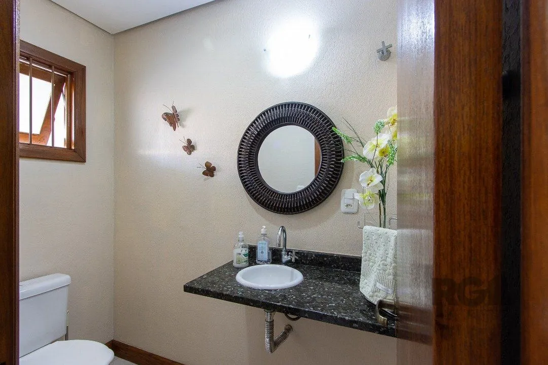 Imagem Casa para Venda - 300m², 5 dormitórios, sendo 1 suites, 4 vagas - Portal do Guarujá