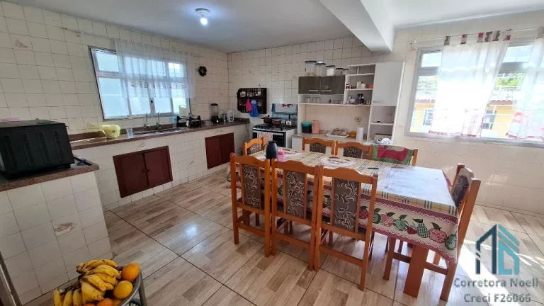 Imagem Casa com edícula, 05 quartos sendo 02 suítes, no São Lourenço em Curitiba PR