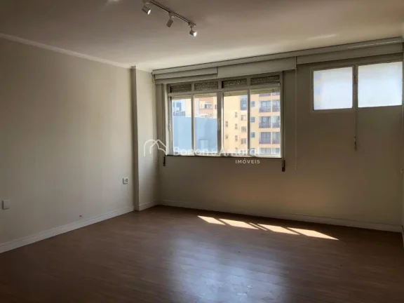Imagem Oportunidade no Edifício Cristina, no Centro de Campinas. Este amplo apartamento totalmente reforma...