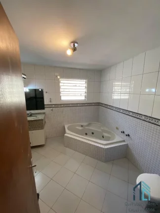Imagem Sobrado em condomínio, 03 quartos c/suíte, área Gourmet com Churrasqueira no Bairro Guabirotuba em Curitiba PR