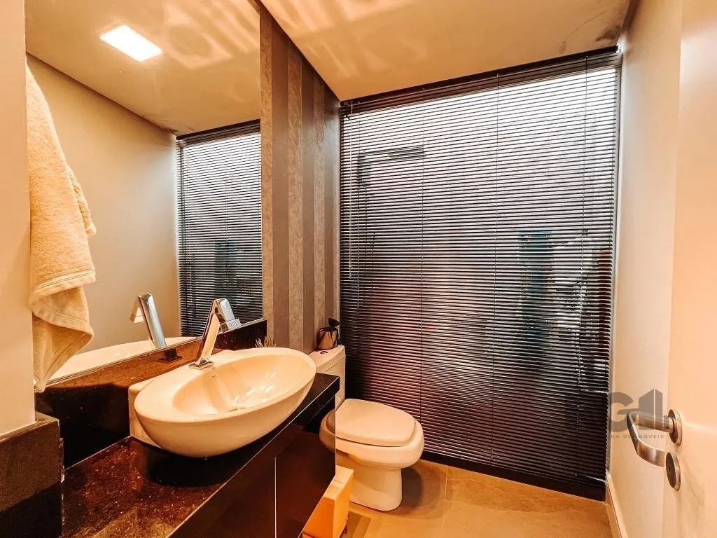 Imagem Excelente residência com aproximadamente 242m² privativos,