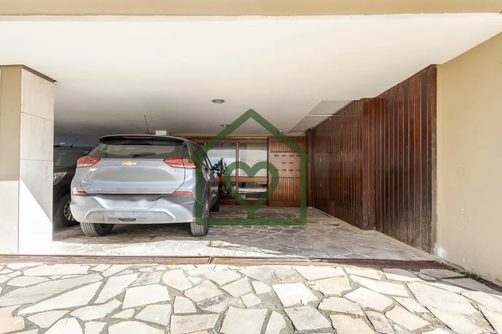 Imagem Apartamento semimobiliado no Jardim Botânico de 2 dormitórios com 105 m² privativos. Imóvel cont...