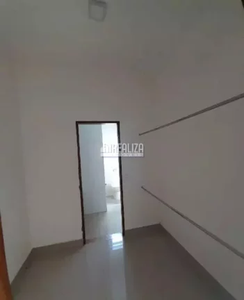 Imagem Casa à venda no Parque das Laranjeiras, Uberaba - 3 dormitórios, suíte, garagem e mais!