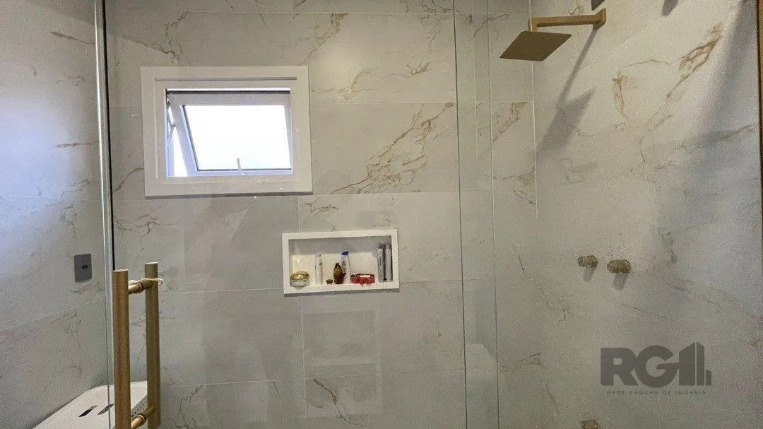 Imagem Linda Casa Ampla com 3 Suítes Construída Recentemente em Condomínio no Bairro Nobre de Gramado