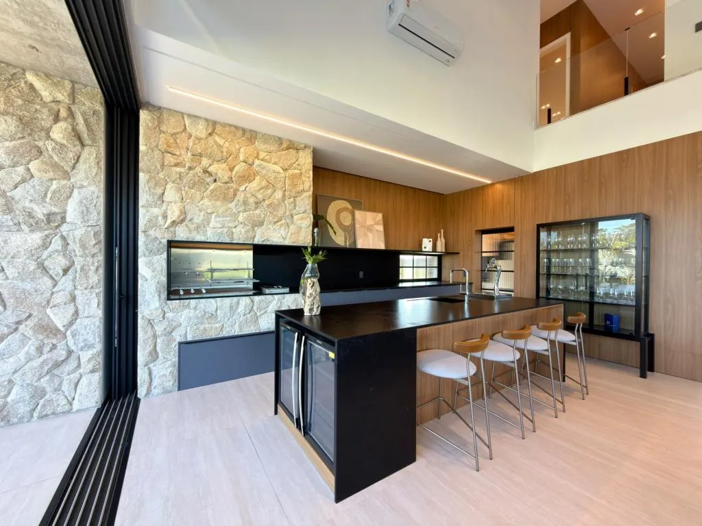 Imagem Casa em Condominio 5 Dormitórios - Bairro --