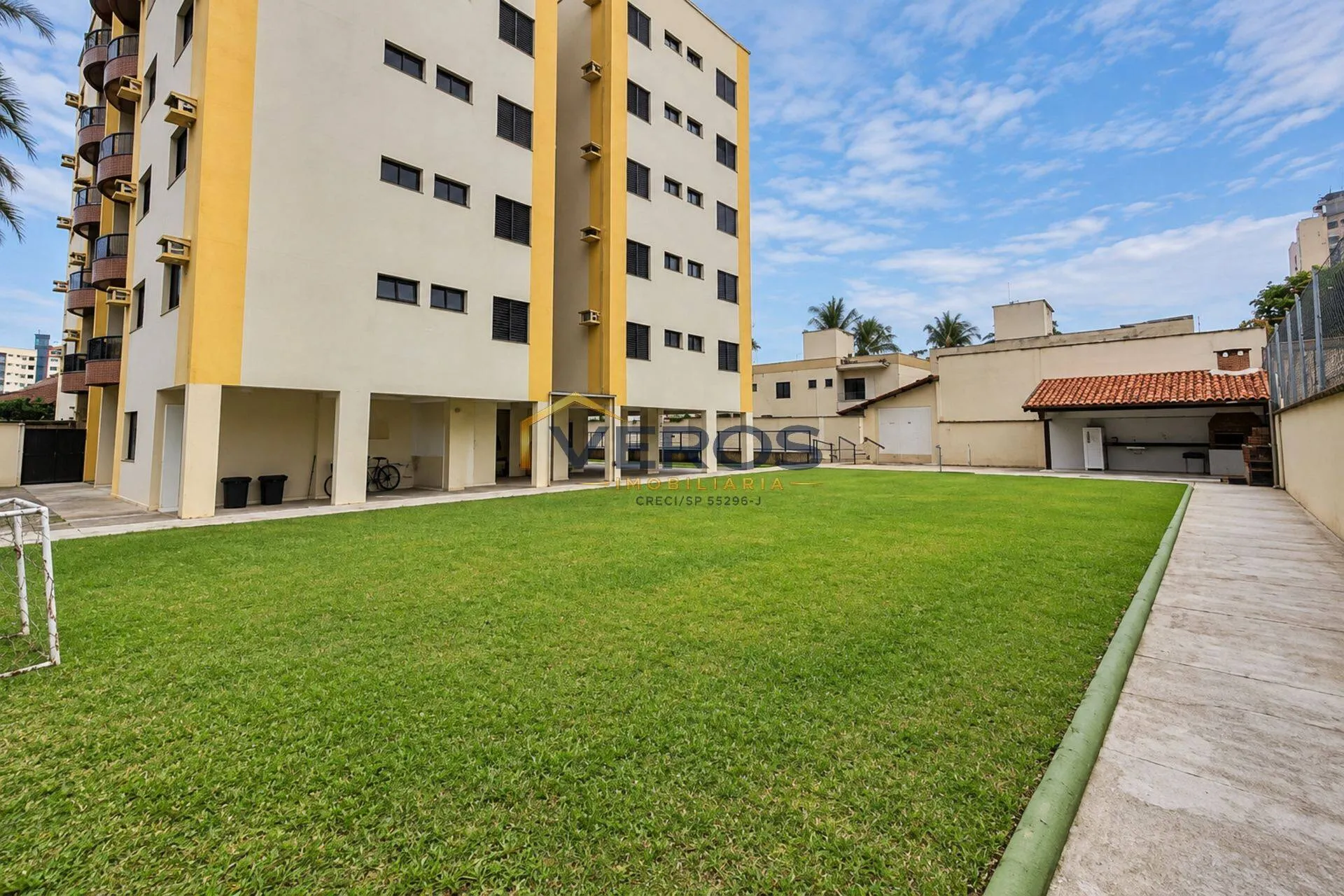 Imagem Apartamento a venda com 3 quartos a 300m da praia Martim de Sá em Caraguá