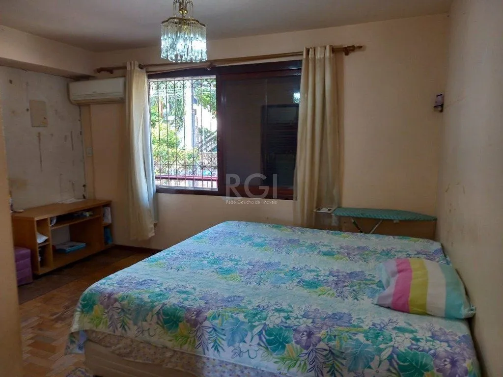 Imagem Casa para Venda de 3 dormitórios 6 vagas no bairro Chácara das Pedras