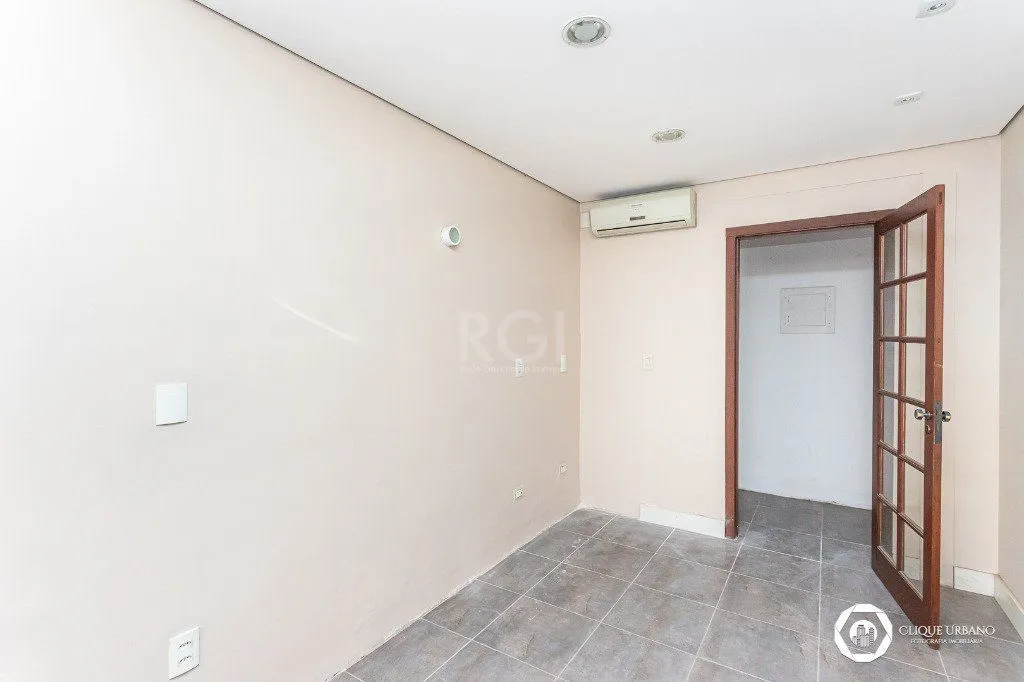 Imagem Casa para Venda - 330m², 4 dormitórios, sendo 3 suites, 2 vagas - Petrópolis