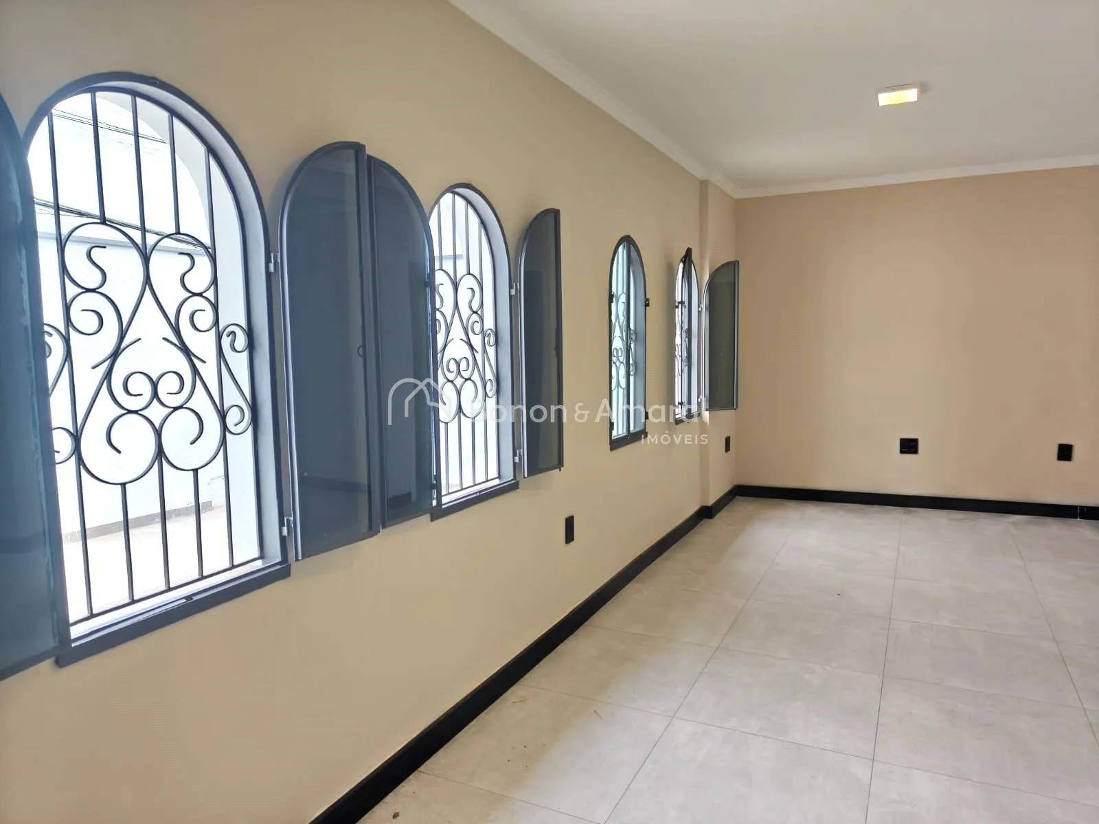 Imagem Casa Ampla com Duas Moradias Independentes, 4 Quartos, 6 Vagas e Quintal Espaçoso