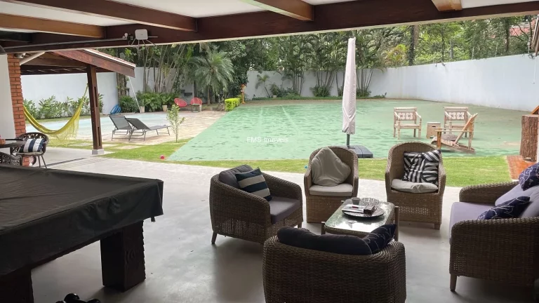 Imagem Casa de luxo à venda em São Paulo-SP, 4 quartos, 2 suítes, 3 salas, 5 banheiros, 6 vagas, 490m² no Alto de Pinheiros.