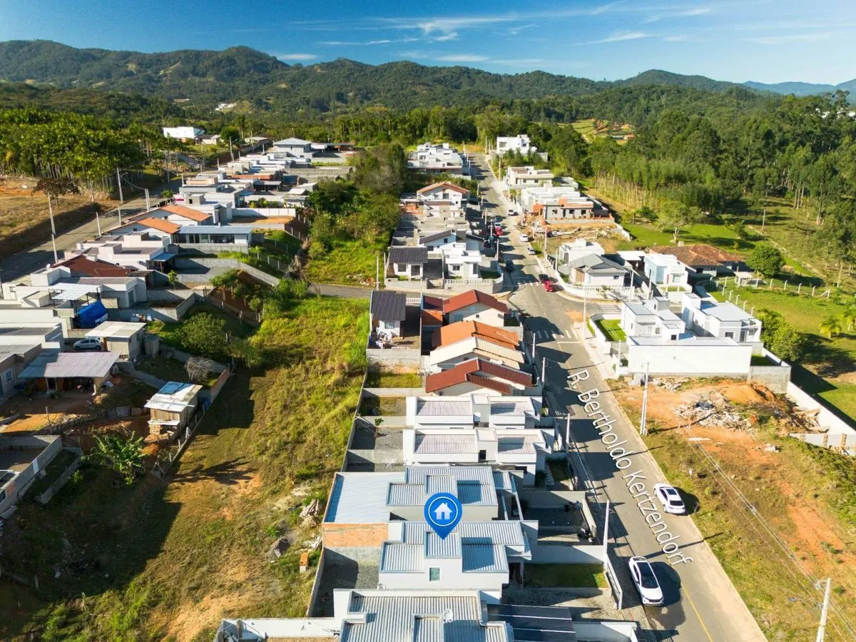 Imagem Casa ao Lado da Praça do Jeep Clube no Bairro Warnow, Indaial