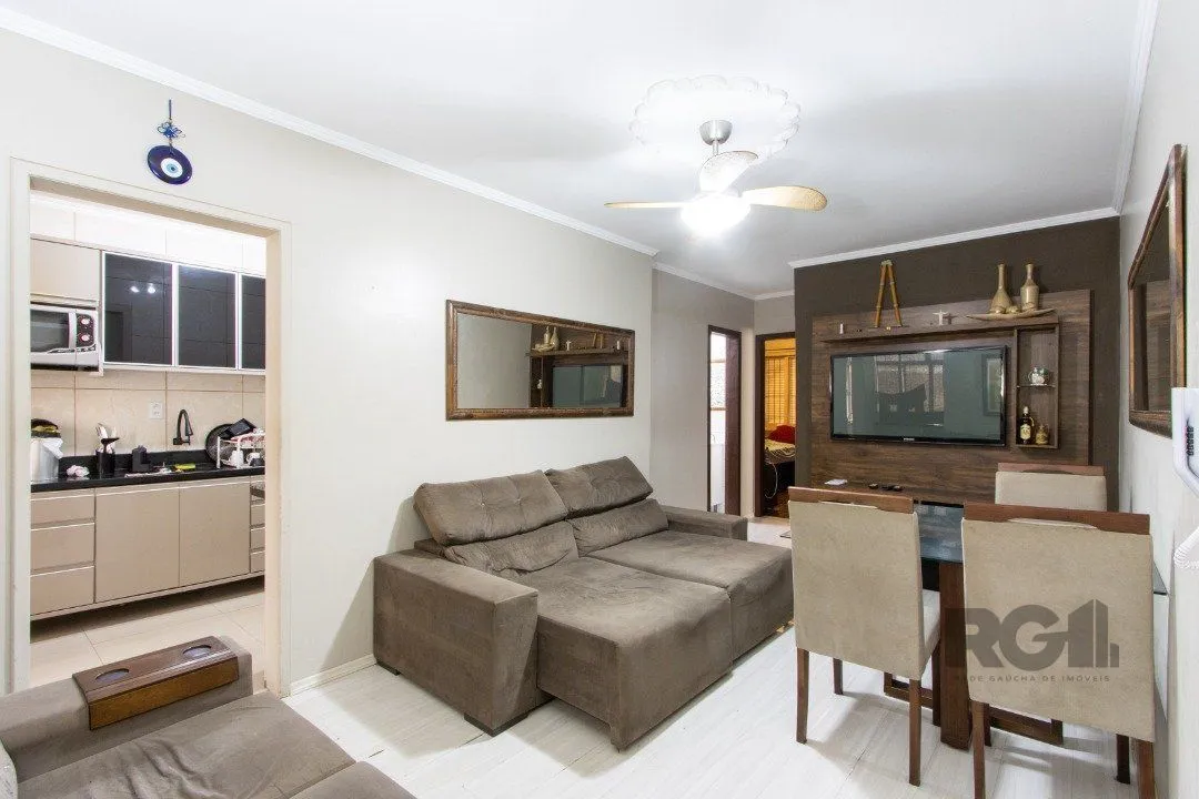 Imagem Apartamento com 70m² de área privativa, possui 3 dormitórios, sala para 2 ambientes, banheiro social, cozinha com móveis planejados e área de serviço.