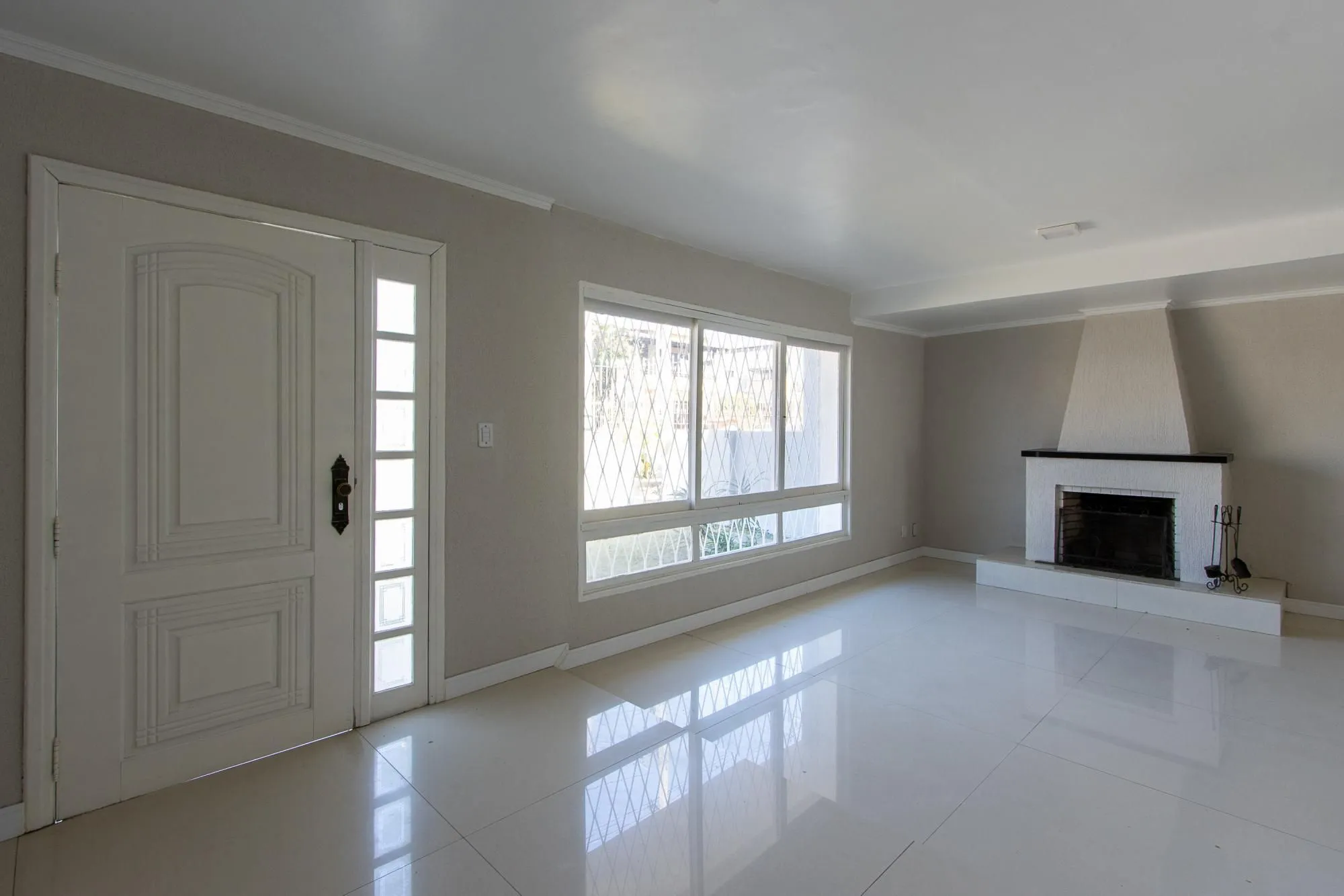 Imagem Casa de alvenaria, com 3 quartos, 1 suíte e 3 vagas de garagem.