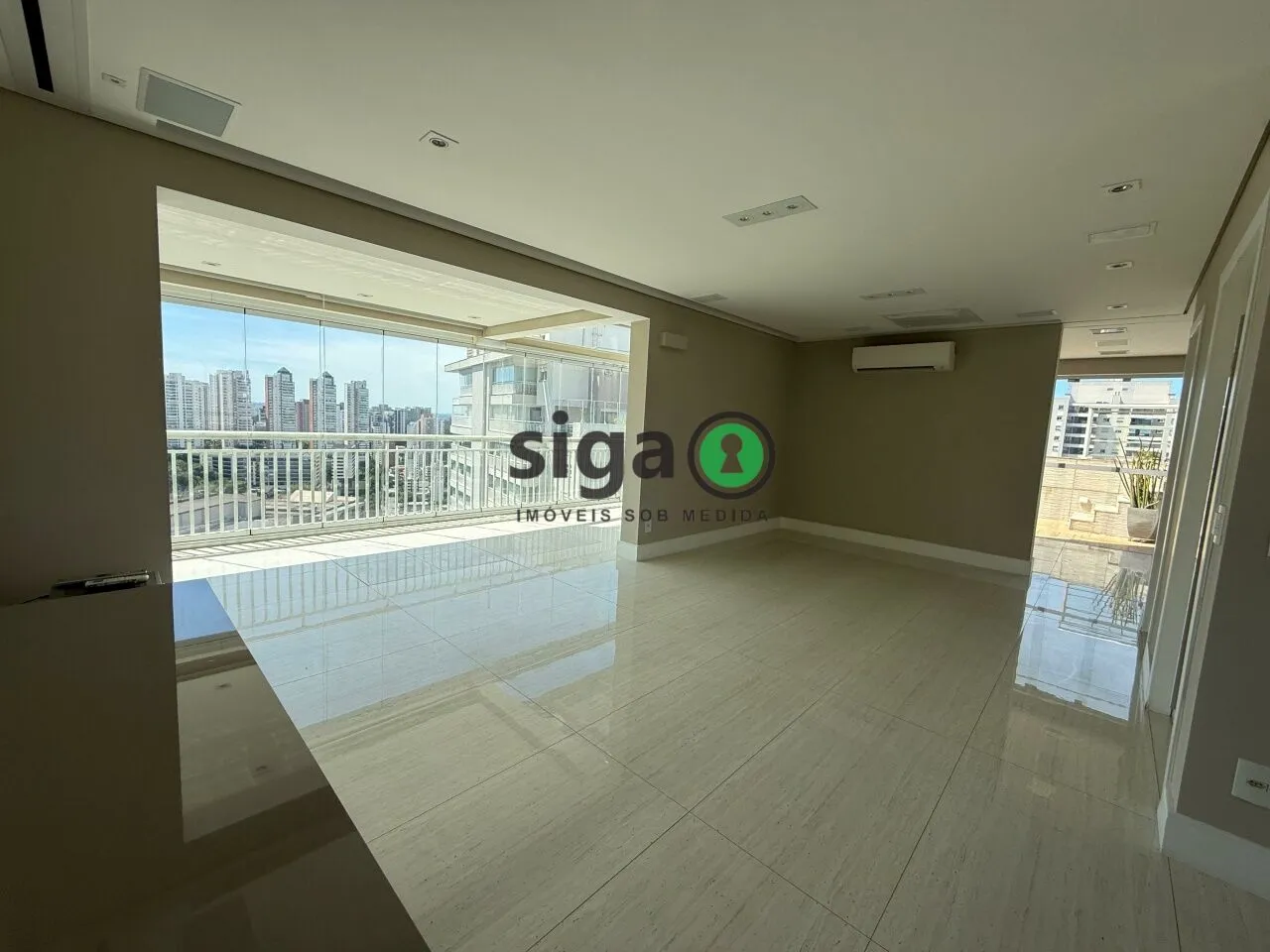 Imagem Cobertura para venda ou locação com 3 suites, 3 vagas, 250m2, na Vila Andrade.