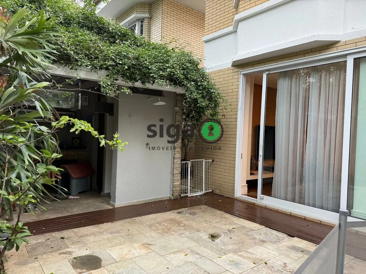 Imagem VENDE CASA em CONDOMÍNIO FECHADO no Campo Belo com 3 Suítes e 5 Vagas