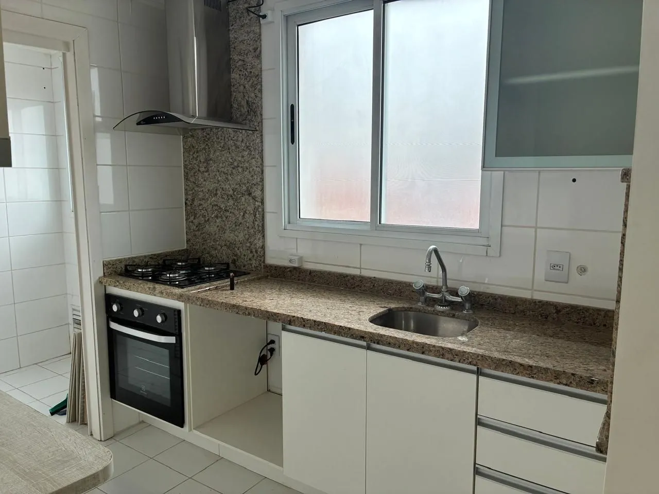 Imagem Vende-se amplo apartamento 3 quartos com suíte e 2 vagas no Menino Deus - 158,4m²